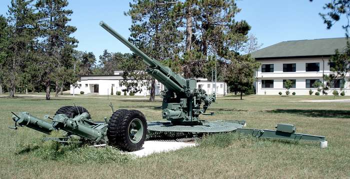 Gun-Base-Borden-Military-Museum-Ont.jpg