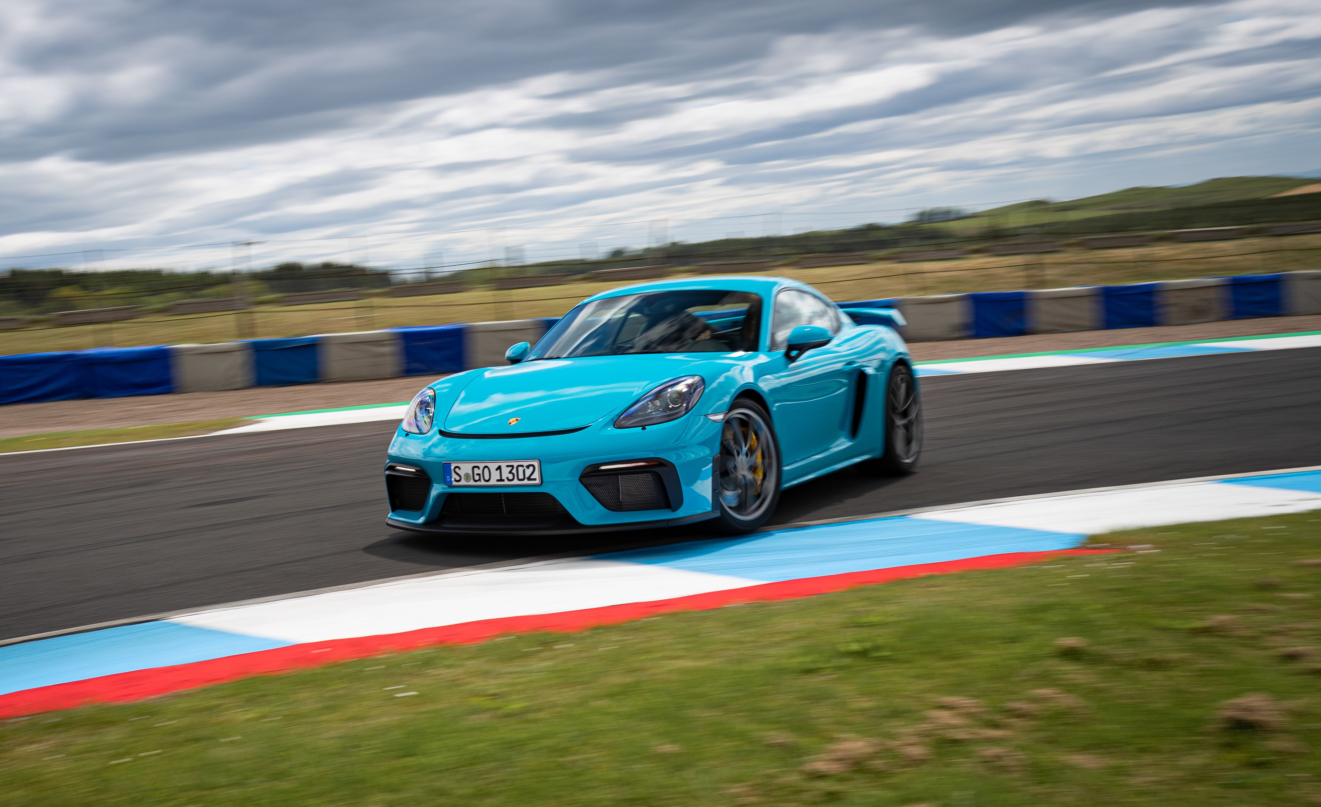 2020-porsche-718-cayman-gt4-RS.jpg