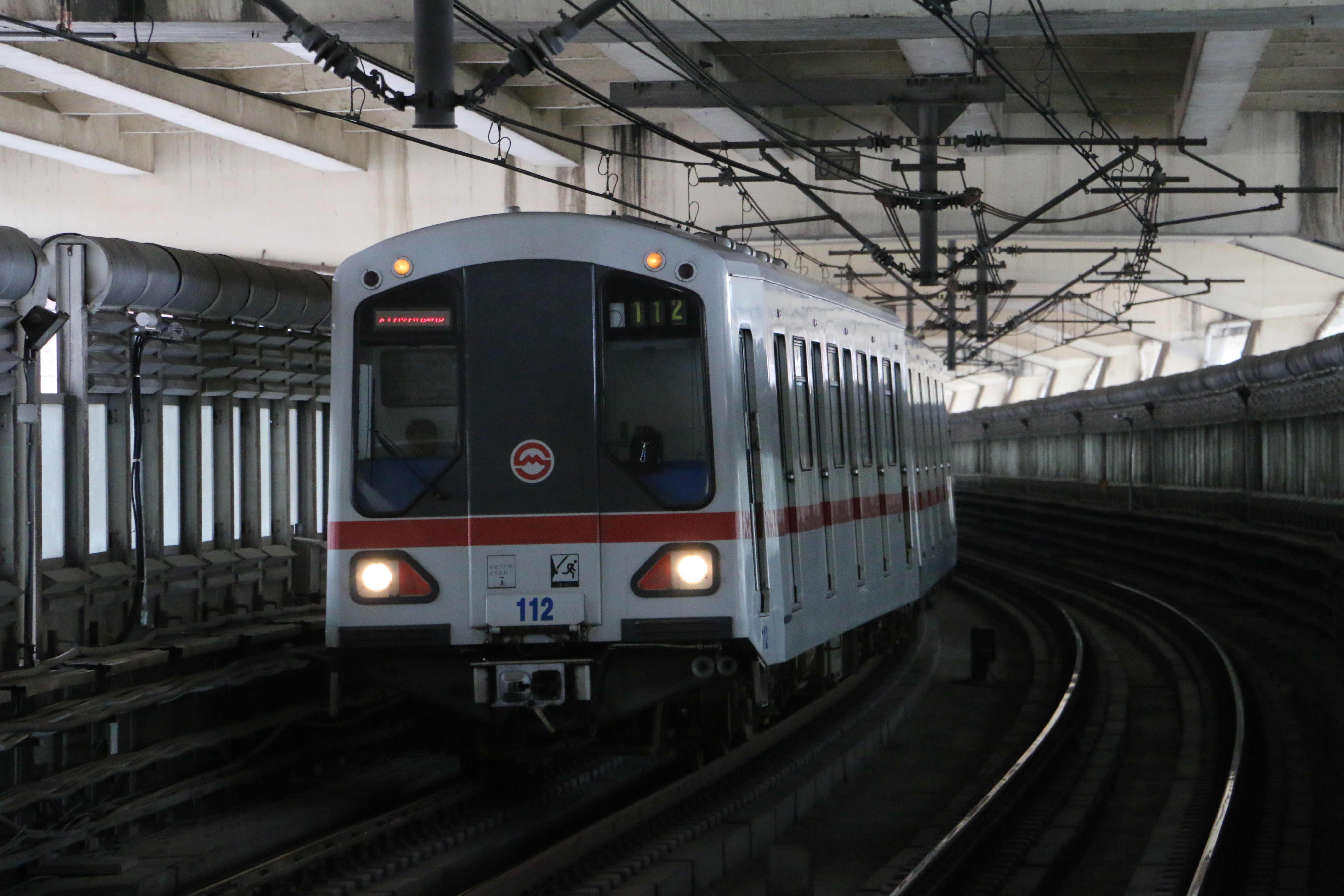 201604 DC01-112 enters Pengpu Xincun Station.jpg