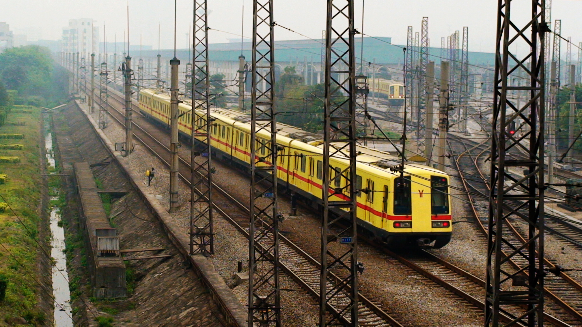 ADtranz-Siemons train of Guangzhou Metro, leaving from Kengkou Station.JPG