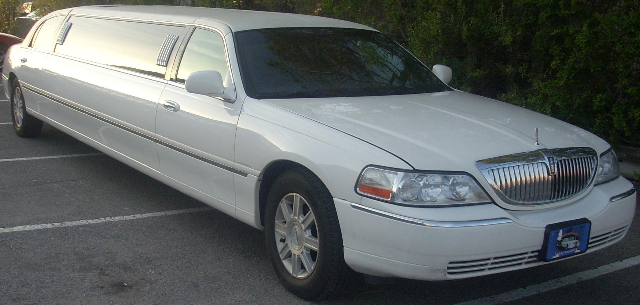 Lincoln Town Car Limousine.jpg