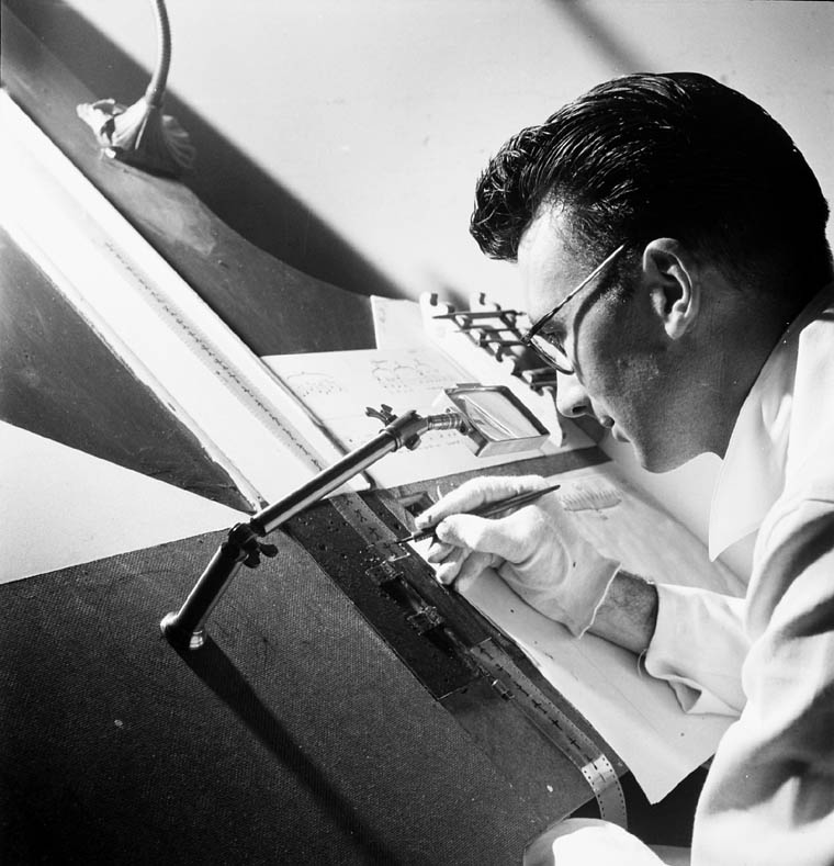 Norman McLaren drawing on film - 1944.jpg